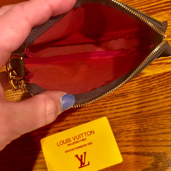 Louis Vuitton Mini Pouchette in Damier Ebene canvas. Gold color hardware. - Picture 7 of 12